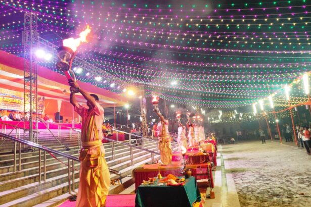 सिमरिया धाम में वाराणसी के पंडितों द्वारा भव्य गंगा महाआरती शुरू,सिमरिया कुंभ सेवा फाउंडेशन द्वारा 27 अक्टूबर से 24 नवंबर तक चलेगा गंगा महाआरती 3