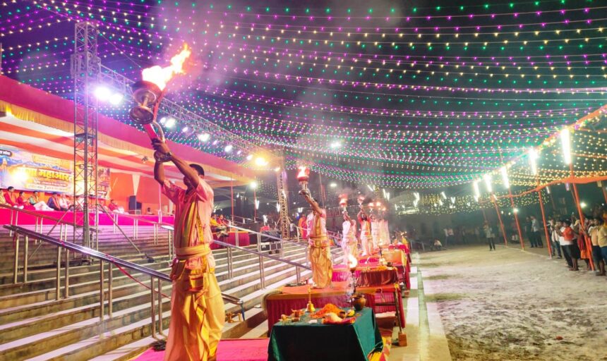 सिमरिया धाम में वाराणसी के पंडितों द्वारा भव्य गंगा महाआरती शुरू,सिमरिया कुंभ सेवा फाउंडेशन द्वारा 27 अक्टूबर से 24 नवंबर तक चलेगा गंगा महाआरती 1