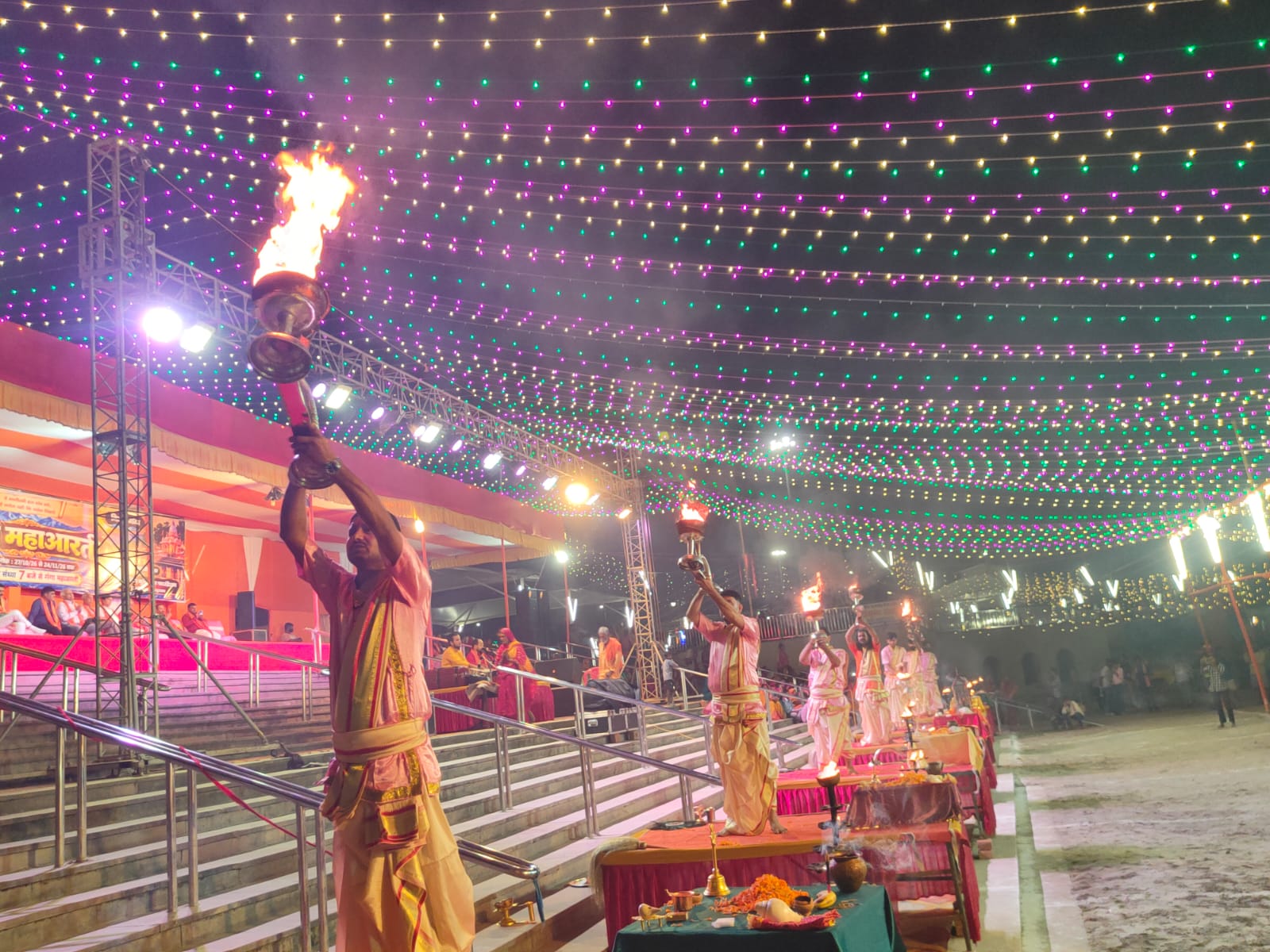 सिमरिया धाम में वाराणसी के पंडितों द्वारा भव्य गंगा महाआरती शुरू,सिमरिया कुंभ सेवा फाउंडेशन द्वारा 27 अक्टूबर से 24 नवंबर तक चलेगा गंगा महाआरती 3