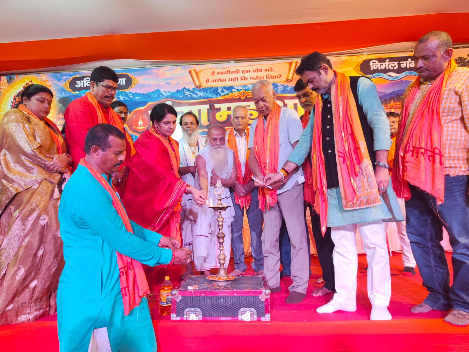 सिमरिया धाम में वाराणसी के पंडितों द्वारा भव्य गंगा महाआरती शुरू,सिमरिया कुंभ सेवा फाउंडेशन द्वारा 27 अक्टूबर से 24 नवंबर तक चलेगा गंगा महाआरती 2