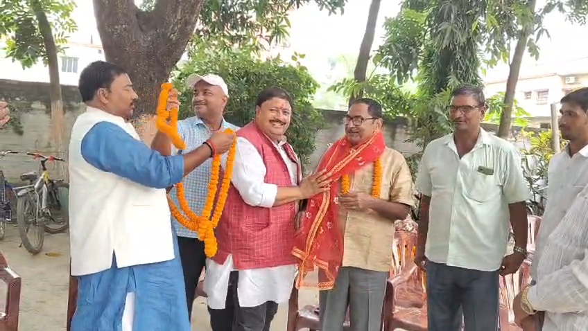 दरभंगा शिक्षक सीट पर डॉ. सुरेश राय की बड़ी जीत: दो हार के बाद जन सुराज से चमकी किस्मत, बेगूसराय आवास पर जश्न का माहौल 3
