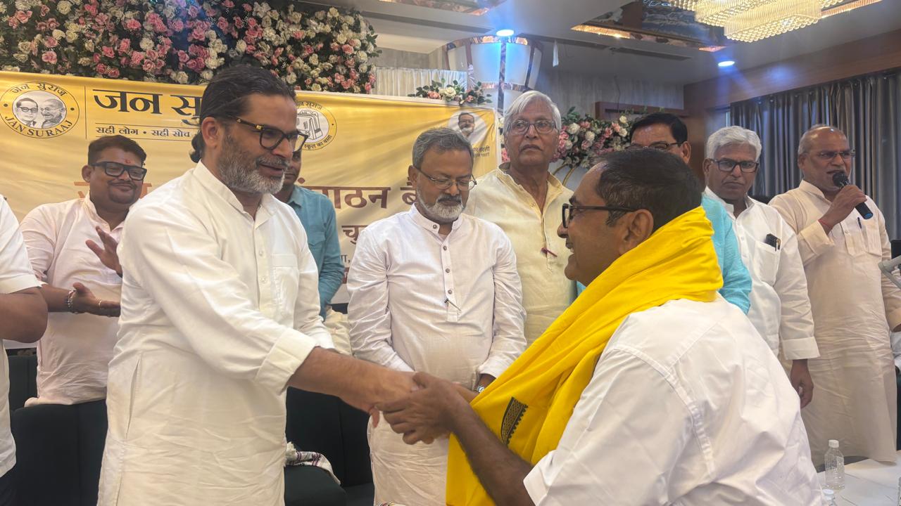 दरभंगा शिक्षक सीट पर डॉ. सुरेश राय की बड़ी जीत: दो हार के बाद जन सुराज से चमकी किस्मत, बेगूसराय आवास पर जश्न का माहौल 2
