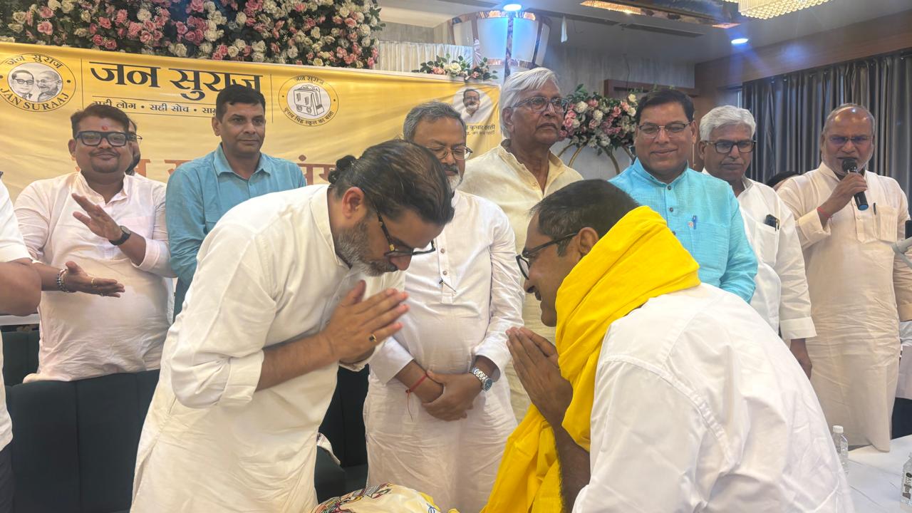 दरभंगा शिक्षक सीट पर डॉ. सुरेश राय की बड़ी जीत: दो हार के बाद जन सुराज से चमकी किस्मत, बेगूसराय आवास पर जश्न का माहौल 5