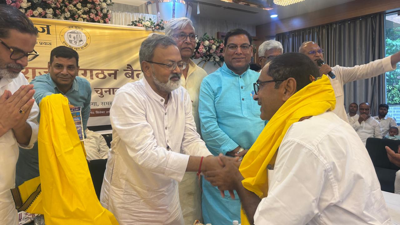 दरभंगा शिक्षक सीट पर डॉ. सुरेश राय की बड़ी जीत: दो हार के बाद जन सुराज से चमकी किस्मत, बेगूसराय आवास पर जश्न का माहौल 4