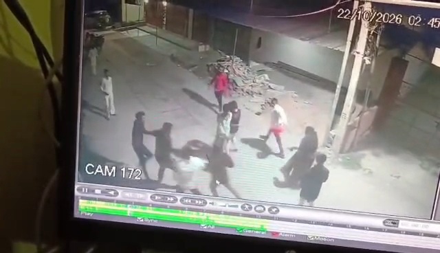 बेगूसराय में मेला देखकर लौट रहे दंपती पर हमला: 10-15 युवकों ने लाठी-डंडों और रॉड से पीटा; CCTV फुटेज वायरल, SP से लगाई न्याय की गुहार 2