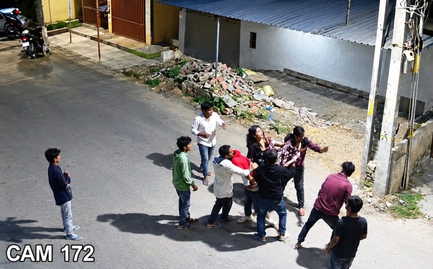 बेगूसराय में मेला देखकर लौट रहे दंपती पर हमला: 10-15 युवकों ने लाठी-डंडों और रॉड से पीटा; CCTV फुटेज वायरल, SP से लगाई न्याय की गुहार 1