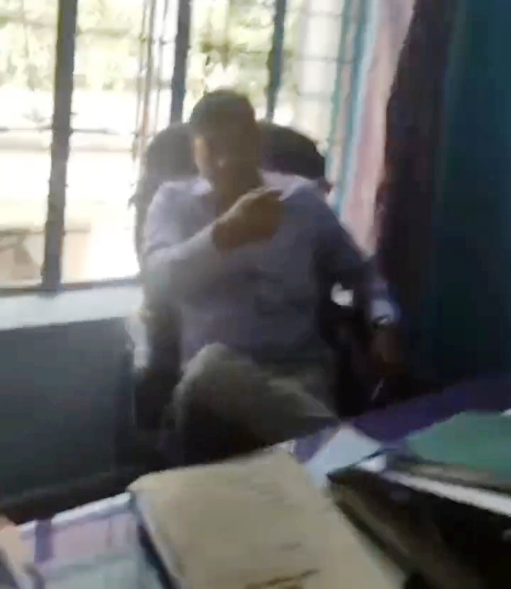 नालंदा में रहुई सीओ का वीडियो वायरल, आवेदक को जूता खोलकर मारने की बात कहने का आरोप 2
