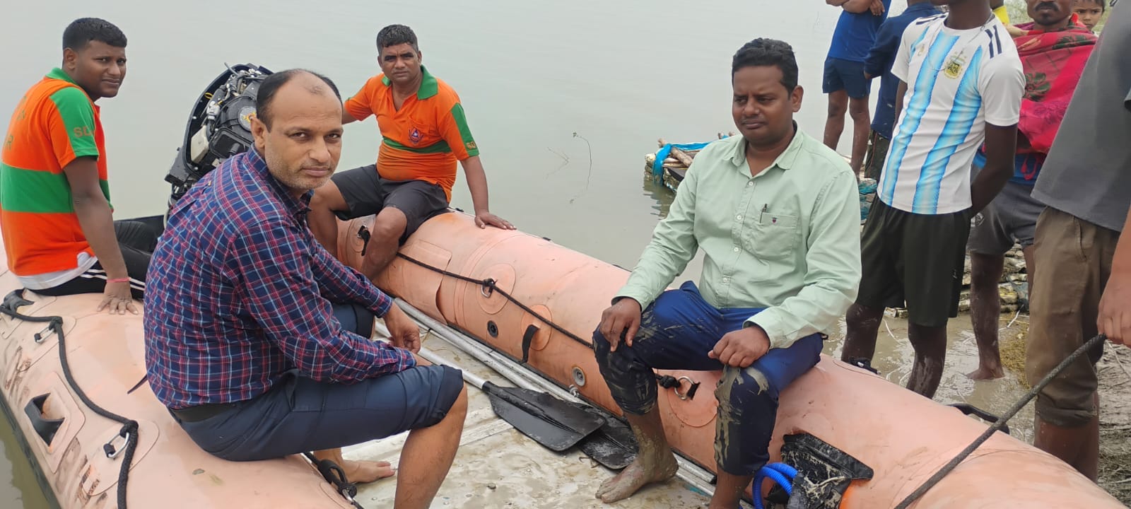 बछवाड़ा के चमथा दियारे में नाव पलटने से 14 वर्षीय बच्ची समेत दो मजदुर की डूबने से हुई मौत,चार लोग पानी पीने से हुए बेहोश 3