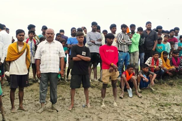 बछवाड़ा के चमथा दियारे में नाव पलटने से 14 वर्षीय बच्ची समेत दो मजदुर की डूबने से हुई मौत,चार लोग पानी पीने से हुए बेहोश 1
