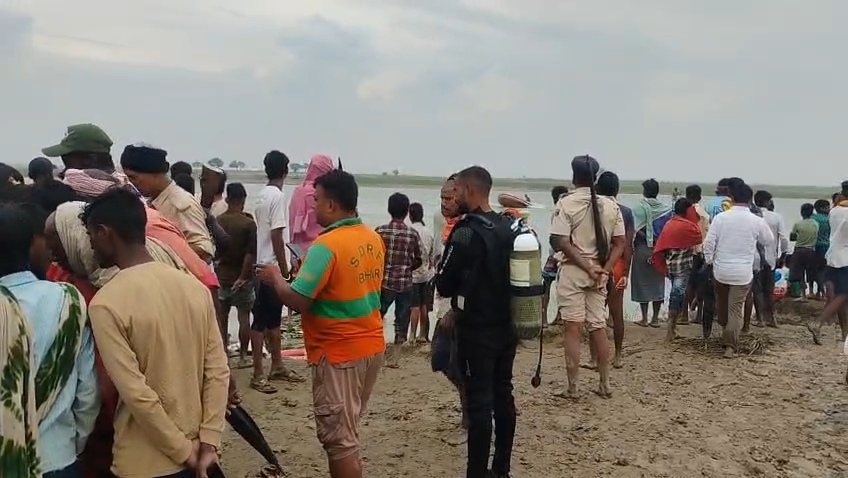 बछवाड़ा के चमथा दियारे में नाव पलटने से 14 वर्षीय बच्ची समेत दो मजदुर की डूबने से हुई मौत,चार लोग पानी पीने से हुए बेहोश 5