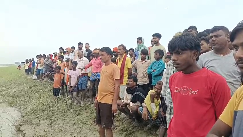 बछवाड़ा के चमथा दियारे में नाव पलटने से 14 वर्षीय बच्ची समेत दो मजदुर की डूबने से हुई मौत,चार लोग पानी पीने से हुए बेहोश 4
