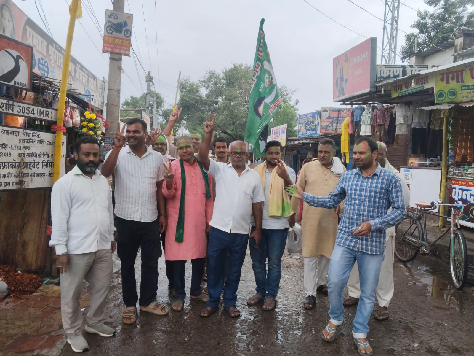 दरभंगा स्नातक में अनिल झा की जीत पर बछवाड़ा के राजद कार्यकर्ताओं ने मनाया विजय उत्सव 3