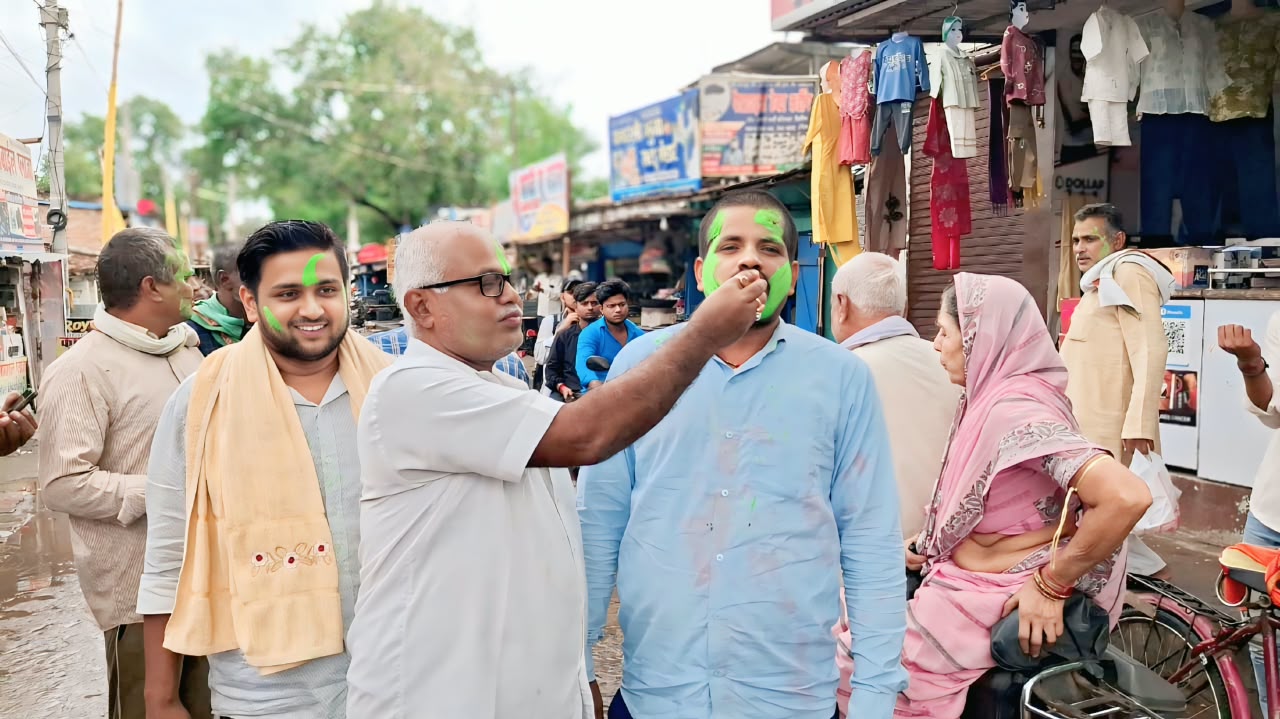 दरभंगा स्नातक में अनिल झा की जीत पर बछवाड़ा के राजद कार्यकर्ताओं ने मनाया विजय उत्सव 2