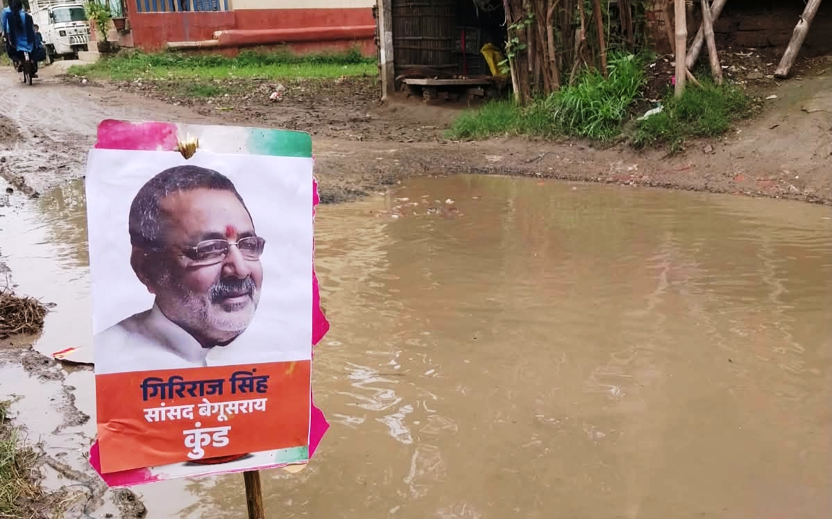 सड़क की बदहाली पर अनोखा विरोध: पर्रा के ग्रामीणों ने गड्ढों का नाम रखा सांसद, विधायक और मंत्री 'कुंड' 4
