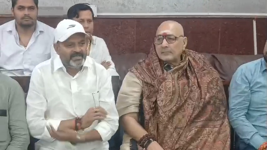 EVM और वोट चोरी के आरोपों पर गिरिराज सिंह का तंज - सबूत हैं तो चुनाव आयोग के सामने रखें राहुल गांधी 3