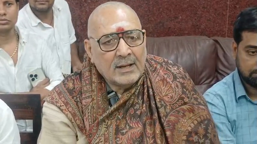 EVM और वोट चोरी के आरोपों पर गिरिराज सिंह का तंज - सबूत हैं तो चुनाव आयोग के सामने रखें राहुल गांधी 1